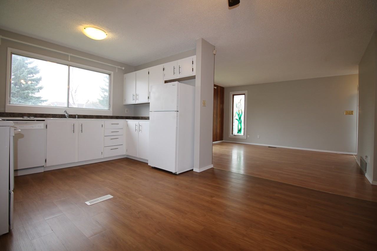 1928 145a Avenue Nw - Photo 3 of 11