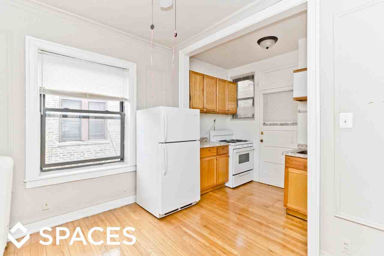 1317 West Estes Avenue - Photo 3 of 7