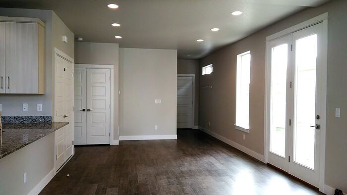 2227 Mackinac Street - Photo 2 of 9
