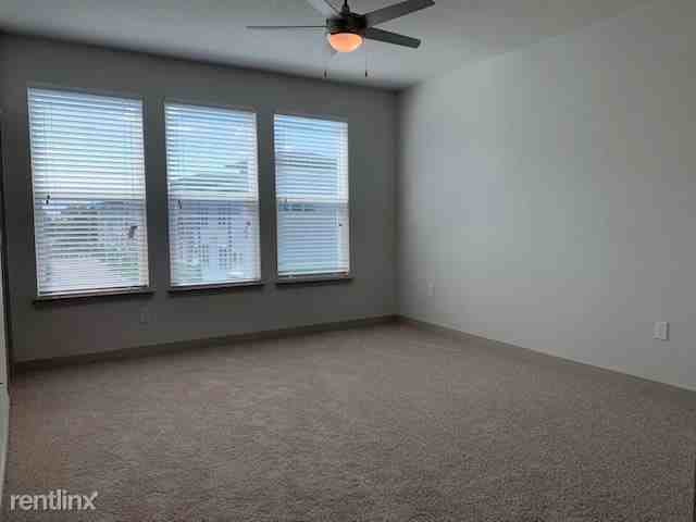 827 Mccullough Ave - Photo 3 of 6