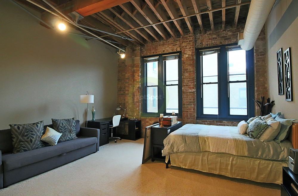 N Wells St & W Schiller St - Photo 2 of 9