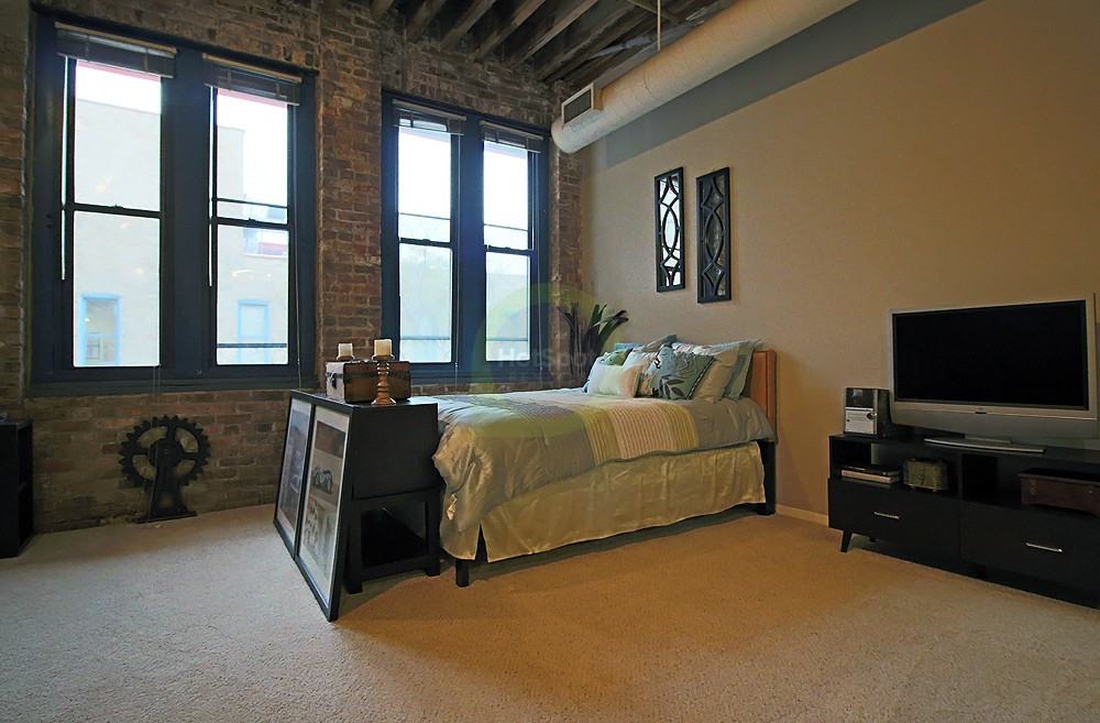 N Wells St & W Schiller St - Photo 3 of 9