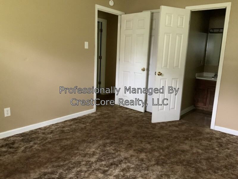 213 Poplar St - Photo 3 of 9