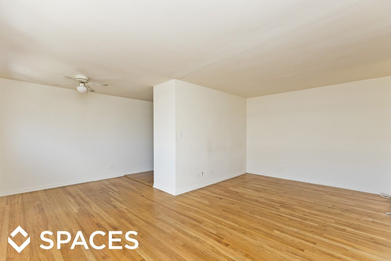 528 W Oakdale - Photo 2 of 9