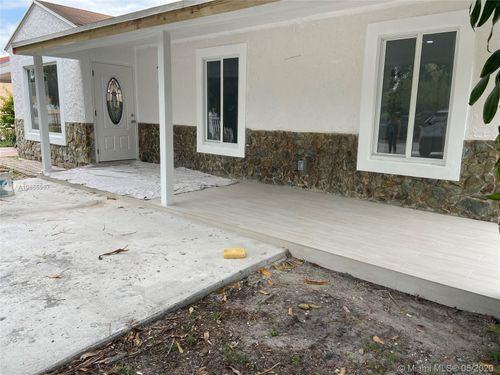 821 Ne 2nd Pl #821 - Photo 2 of 8