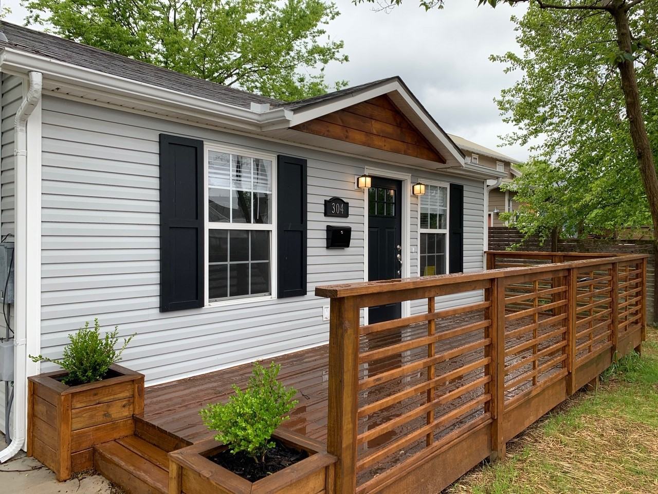 304 Sw B St - Photo 2 of 20