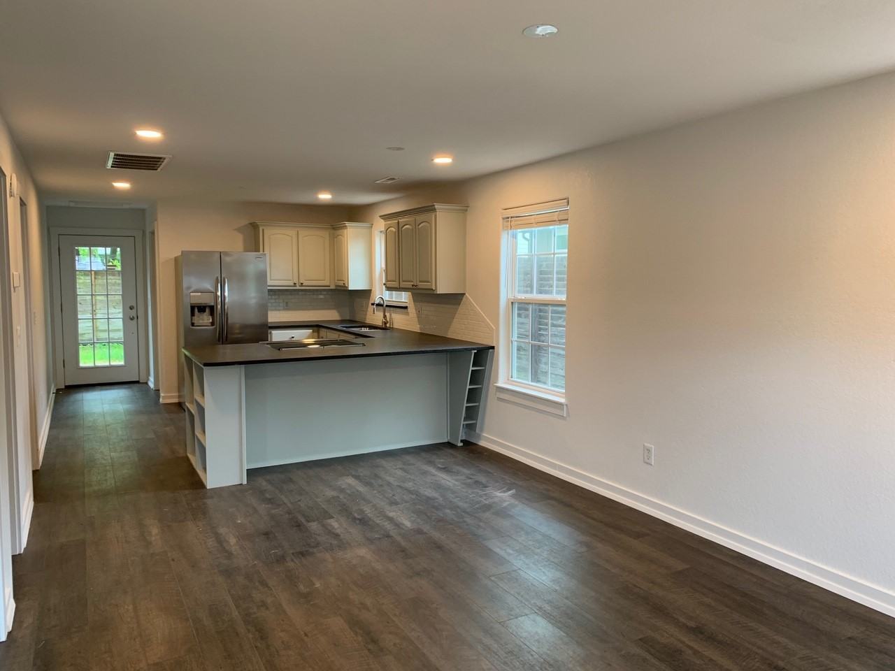 304 Sw B St - Photo 3 of 20