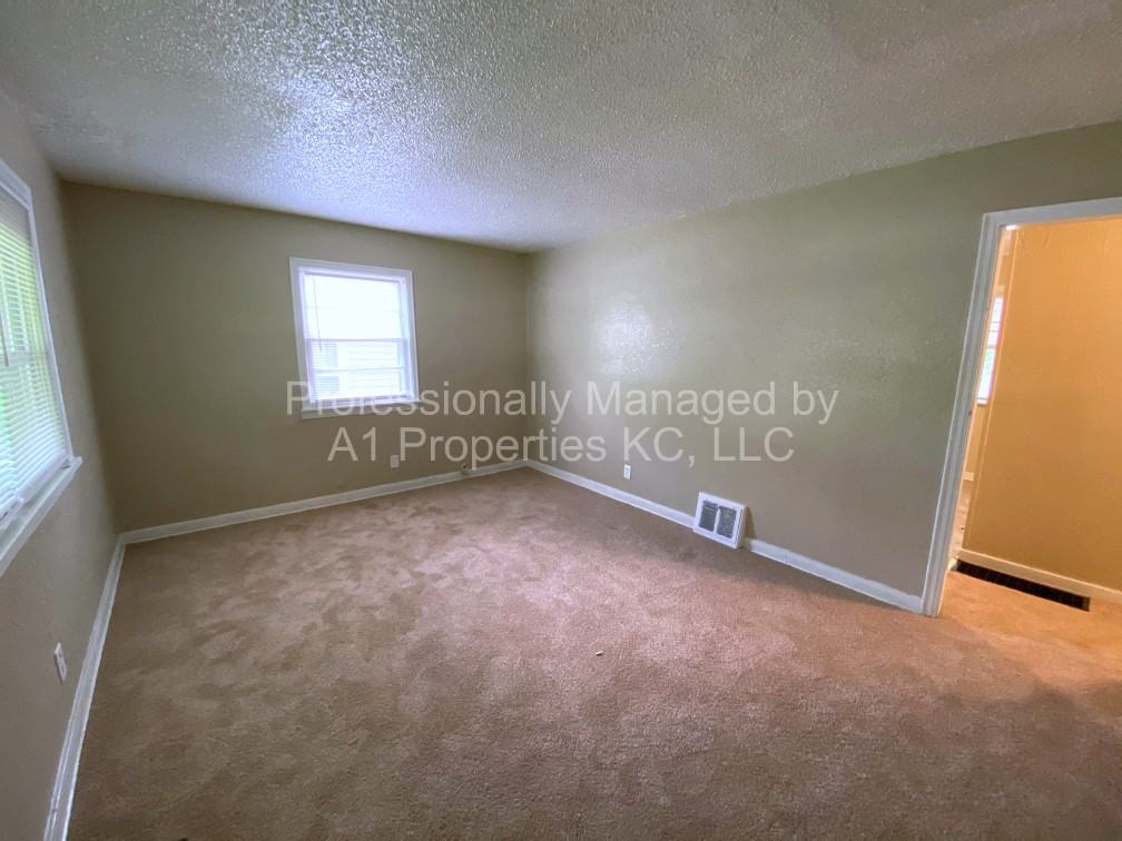 5133 Wabash Ave - Photo 3 of 13