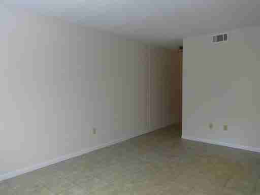 123 Hampton Dr - Photo 2 of 10