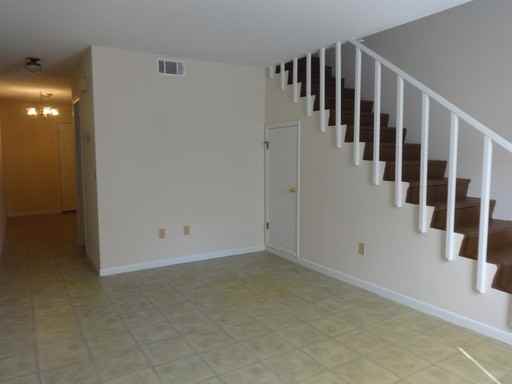 123 Hampton Dr - Photo 3 of 10