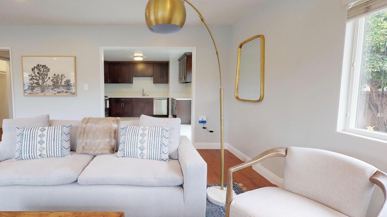 Stylish Redondo Beach home with spacious backyard - Photo 2 of 11