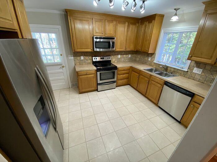 2016 Colonial Place - Photo 3 of 11