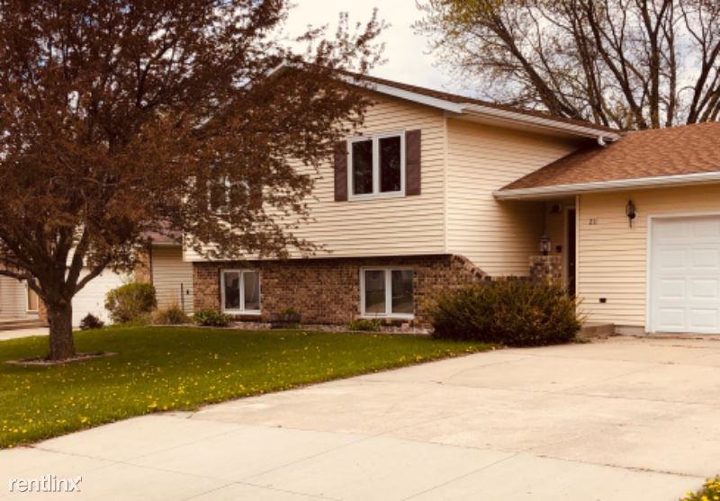 211 8th St Se - Photo 2 of 18