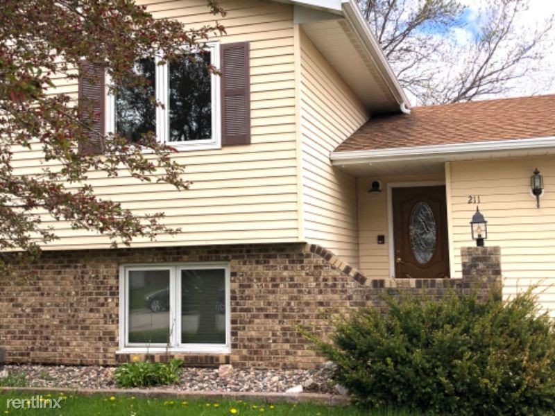 211 8th St Se - Photo 3 of 18