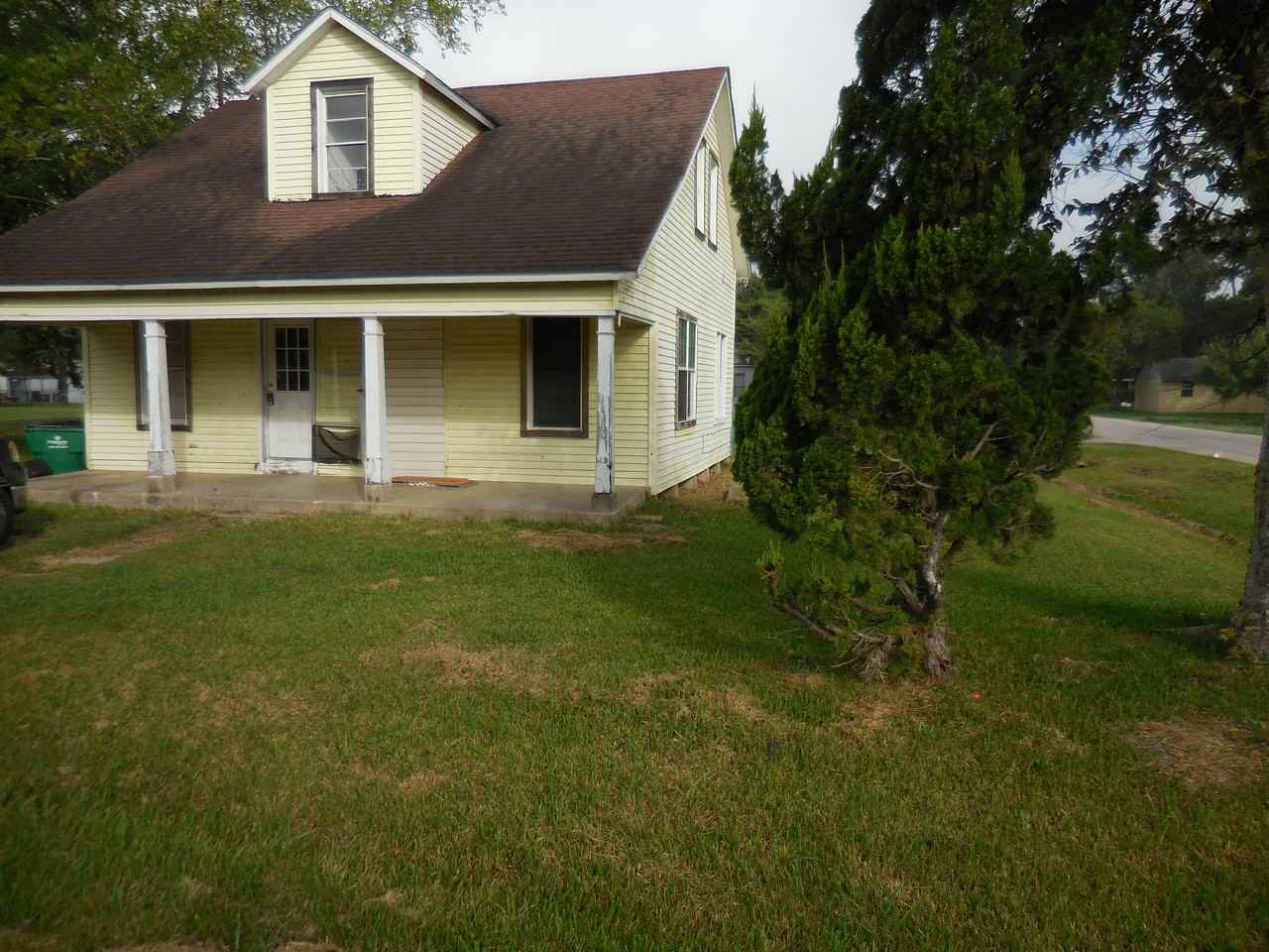 402 W 4th St - Photo 2 of 10