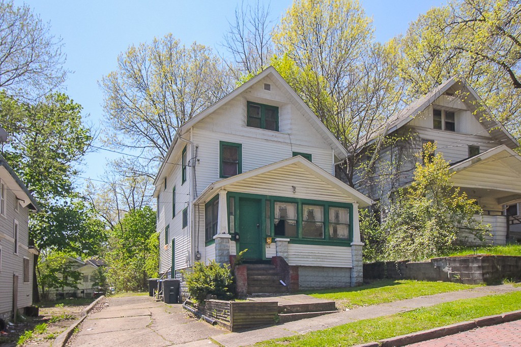 712 Roselle Ave - Photo 3 of 7