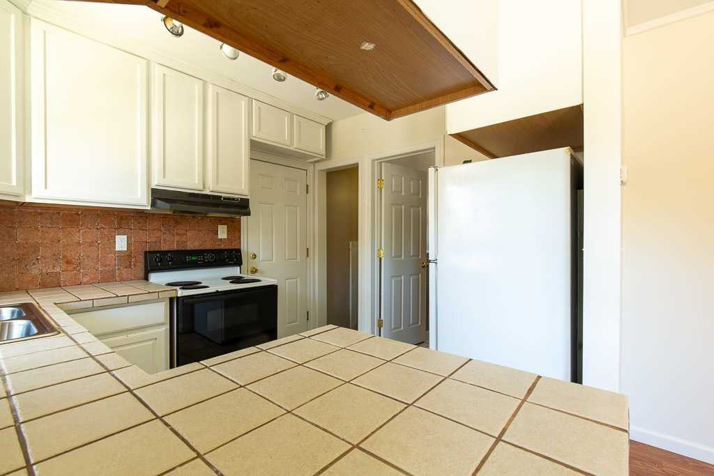 345 W Marshall St - Photo 2 of 18