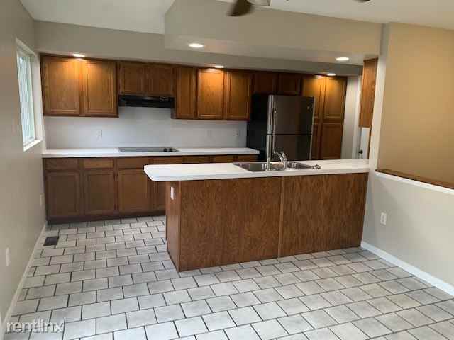 307 N Bridge St - Photo 2 of 7