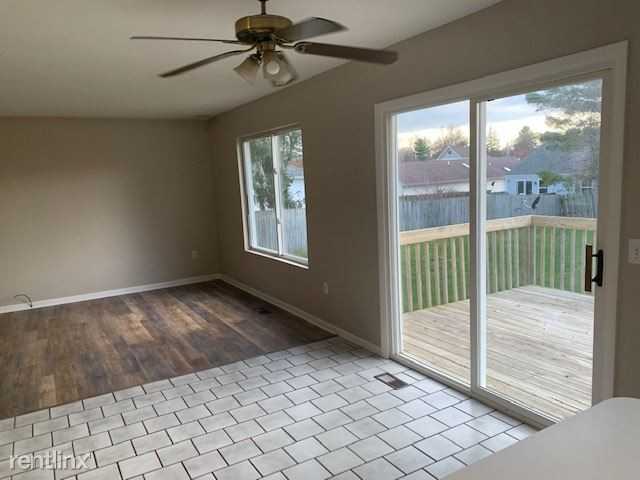 307 N Bridge St - Photo 3 of 7