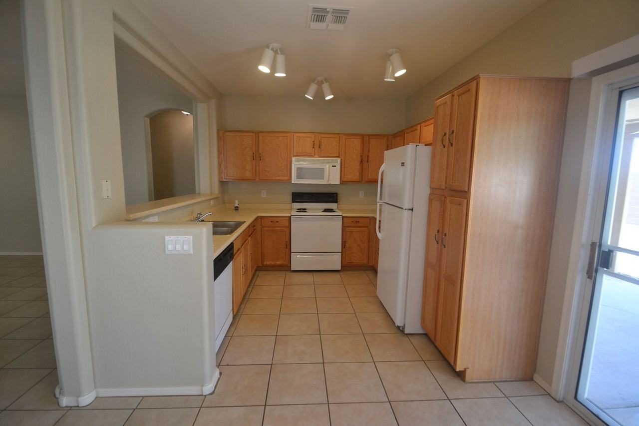 15461 W Maui Ln - Photo 3 of 8