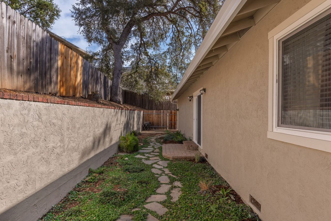 105 Gordon Pl - Photo 7 of 40