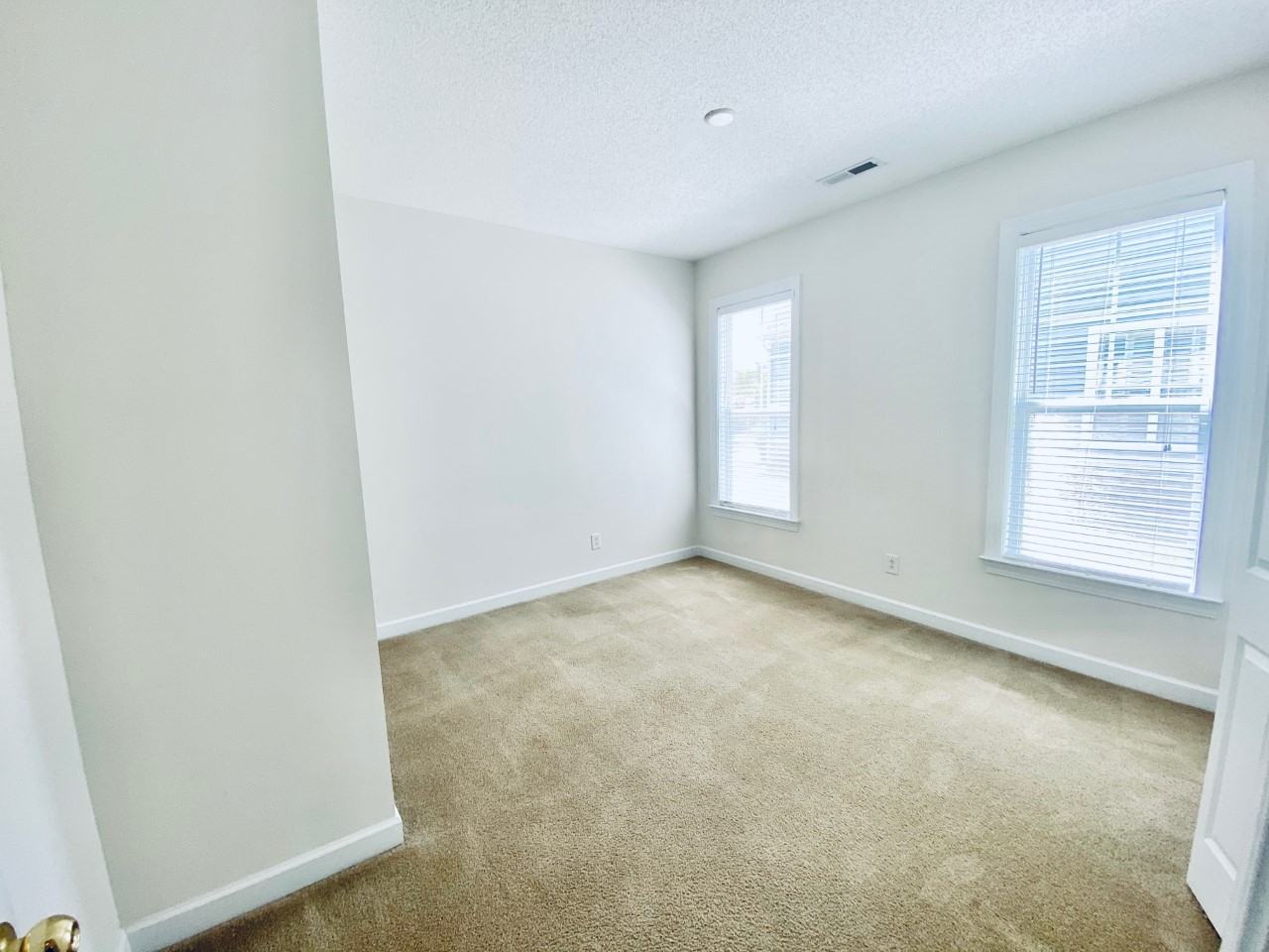 408 Newburgh Ct - Photo 7 of 37