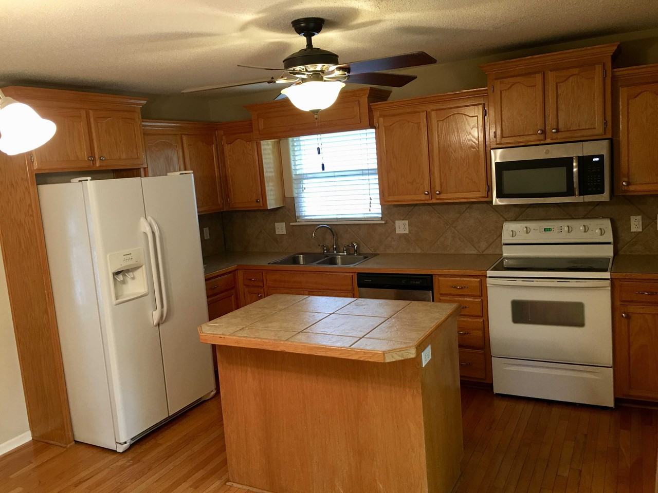 612 Ne Cumberland Dr - Photo 2 of 7