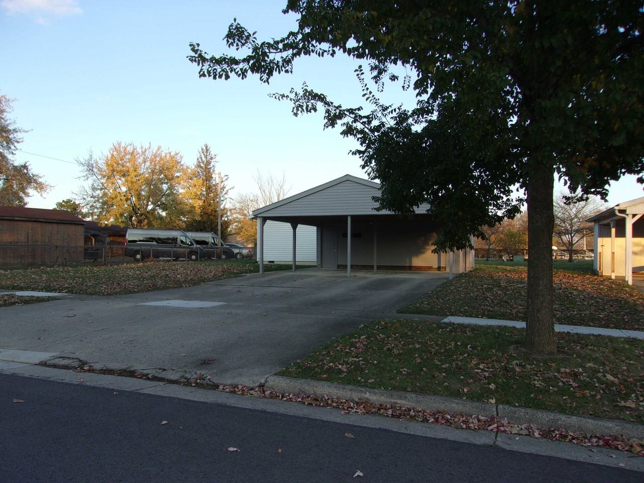 612 N Wagner Ave - Photo 2 of 8