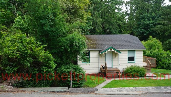 840 Maple Ave E - Photo 3 of 26