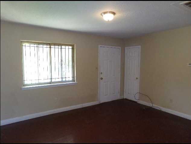1504 E 38th St - Photo 2 of 9