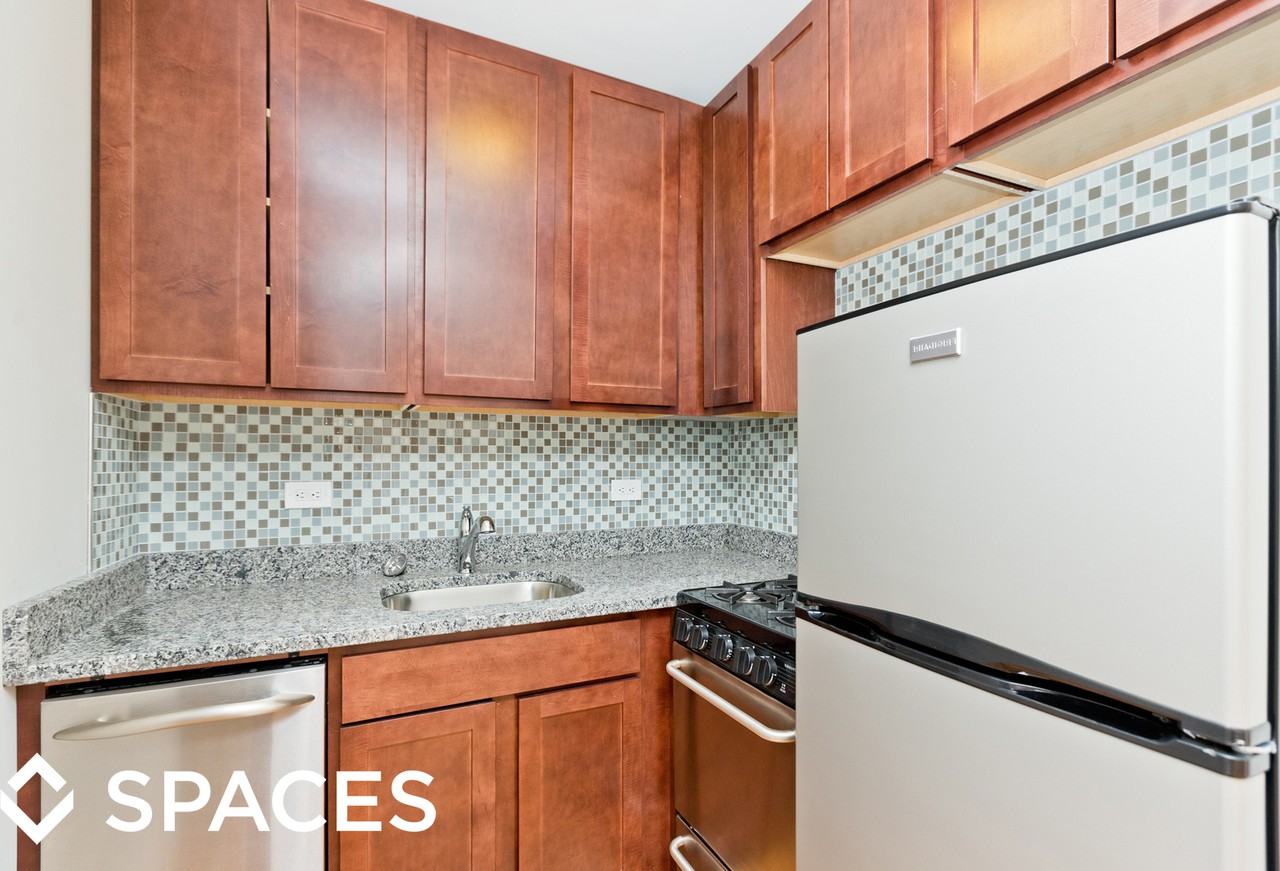 550 W Arlington Pl - Photo 3 of 50