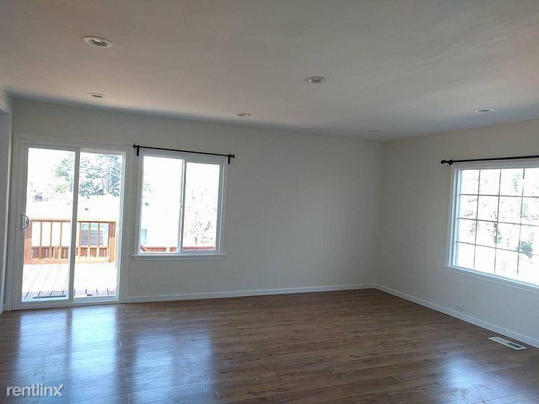 4533 Thompson St - Photo 3 of 18