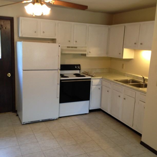 221 W Grant St - Photo 2 of 4