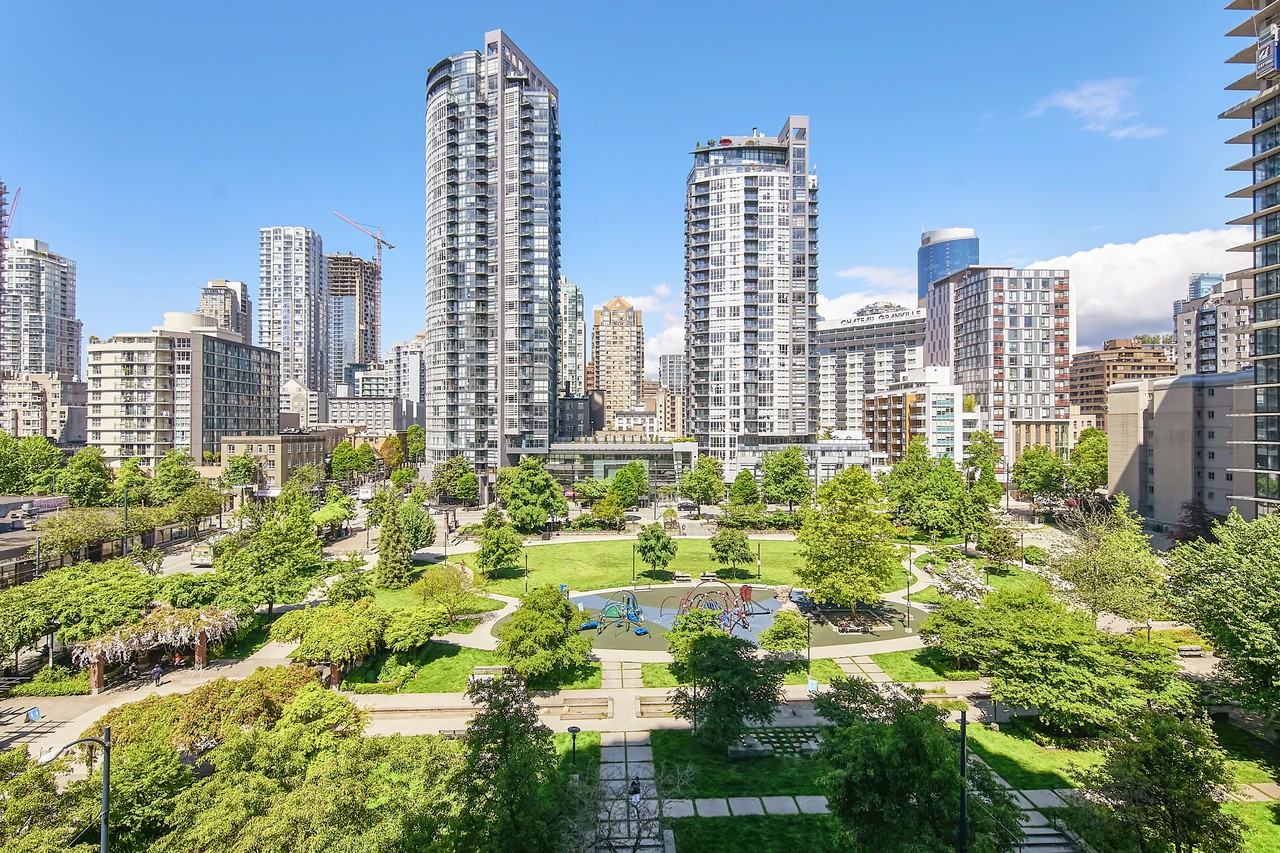 1188 Richards St 601, Vancouver, BC V6B 3E6 Studio Apartment for