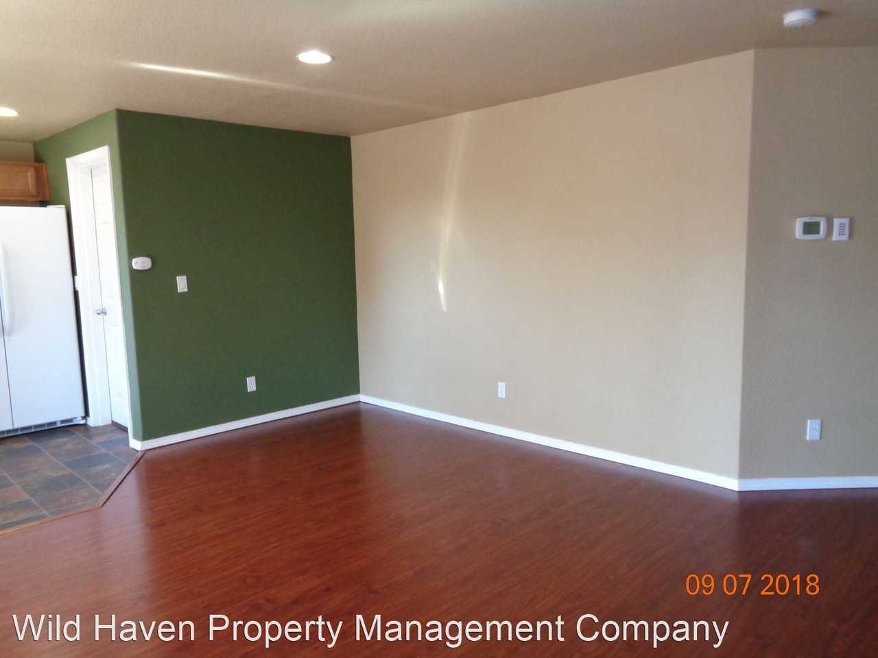 1133 E 8th St - Photo 3 of 17