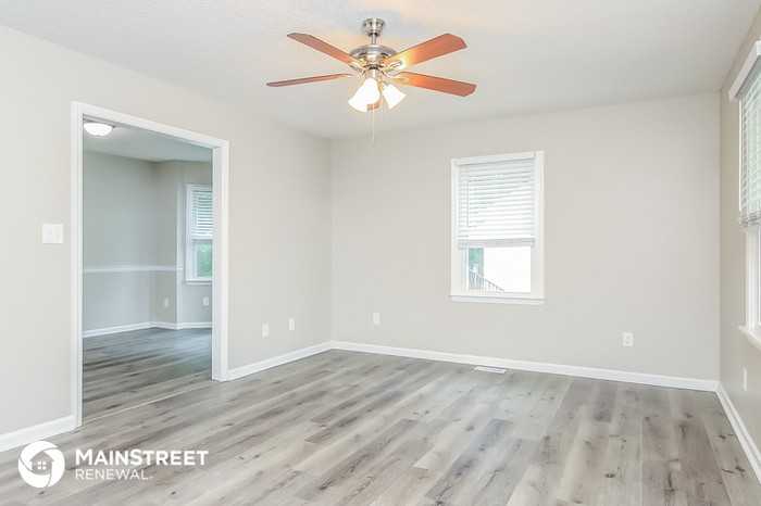 208 Redberry Dr - Photo 3 of 17