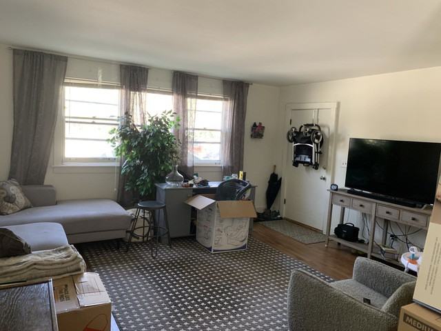 2229 N Oakley Ave - Photo 2 of 8