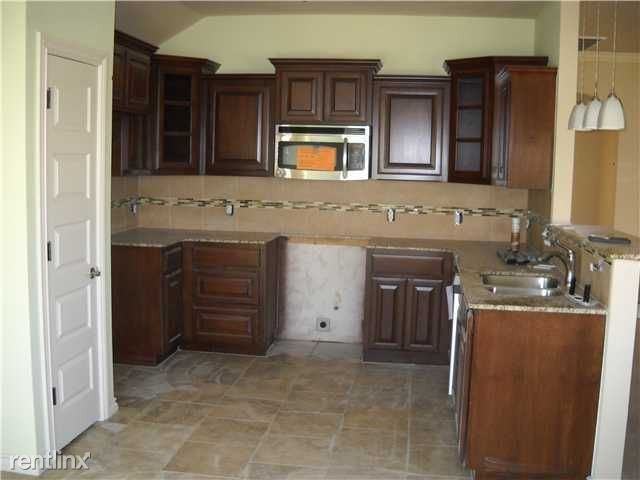 1242 N Shannon Ave - Photo 3 of 17
