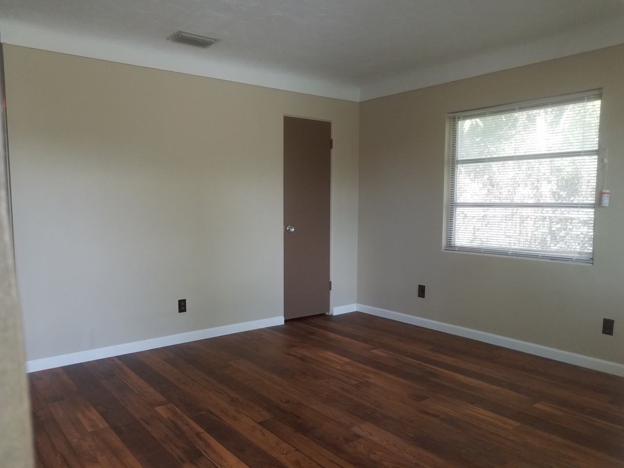 5853 Pine St - Photo 2 of 18