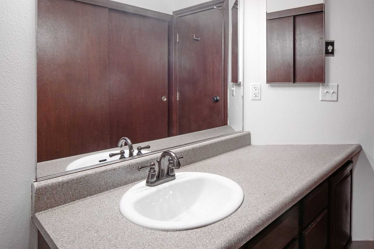 409 SW 12th - Photo 3 of 22