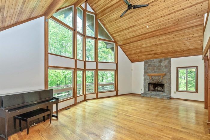 5945 Bartonsville Rd - Photo 2 of 50