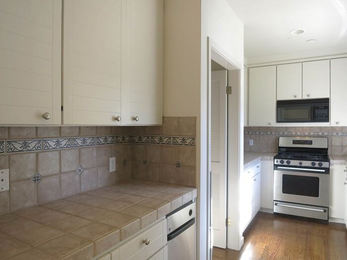 668 Hamilton Ave - Photo 3 of 15