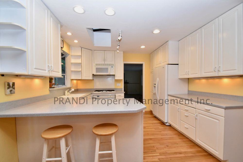 725 Birchwood Ct - Photo 3 of 30