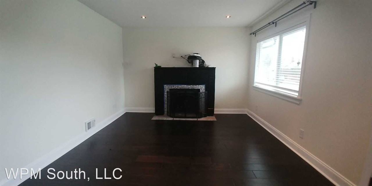 105 Wells Ave N - Photo 2 of 10
