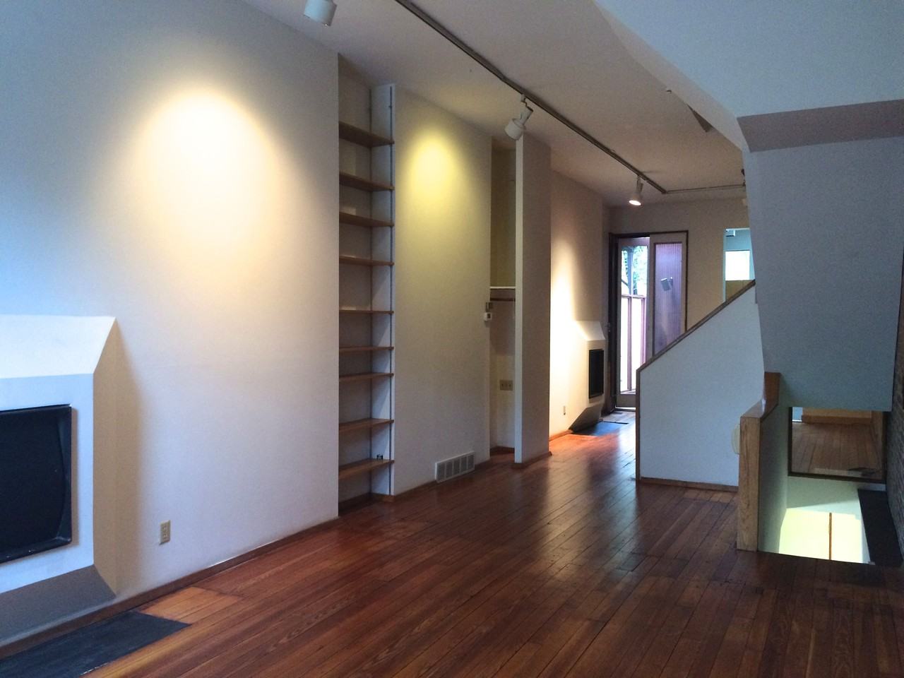 919 Paradrome St - Photo 2 of 19
