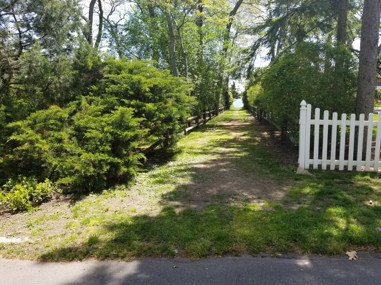 1435 Bray Ave - Photo 2 of 7