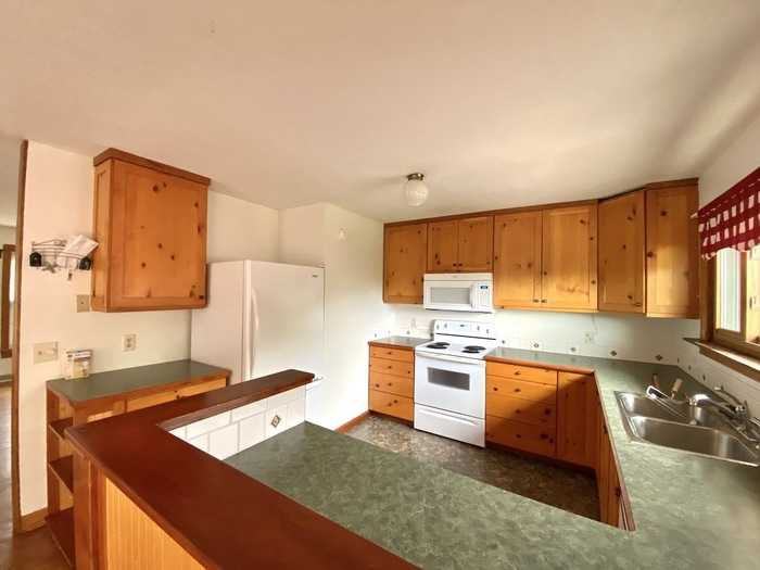 2476 South Rd - Photo 3 of 10