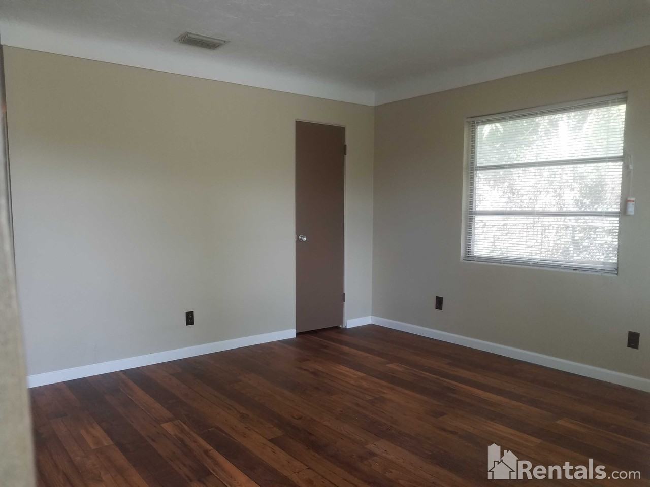 5853 Pine St - Photo 2 of 10