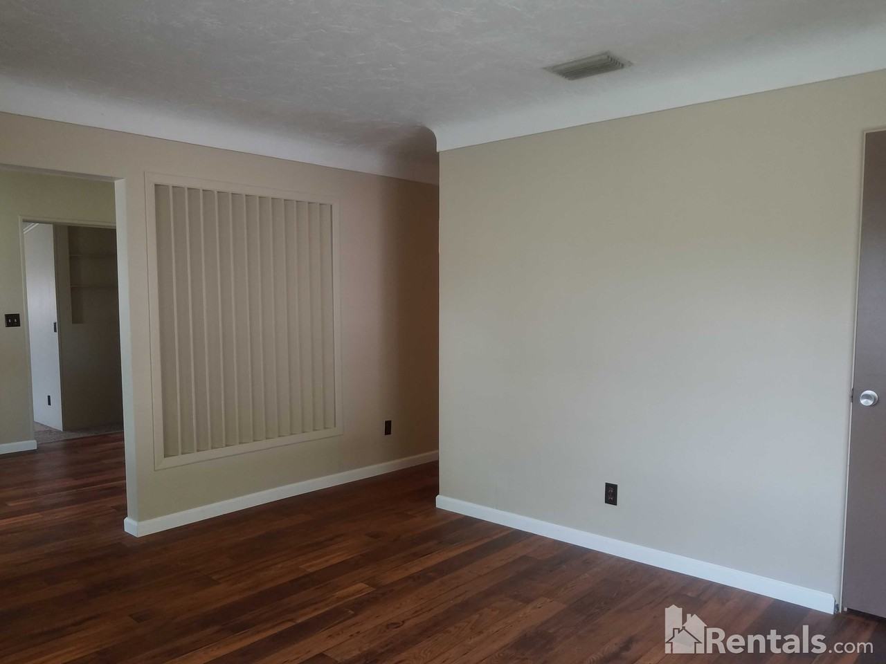 5853 Pine St - Photo 3 of 10