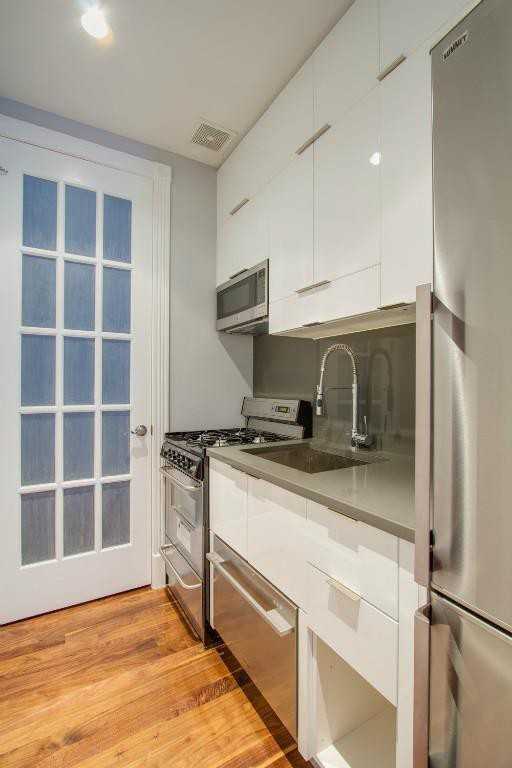 221 E 11th St #1D - Photo 2 of 4